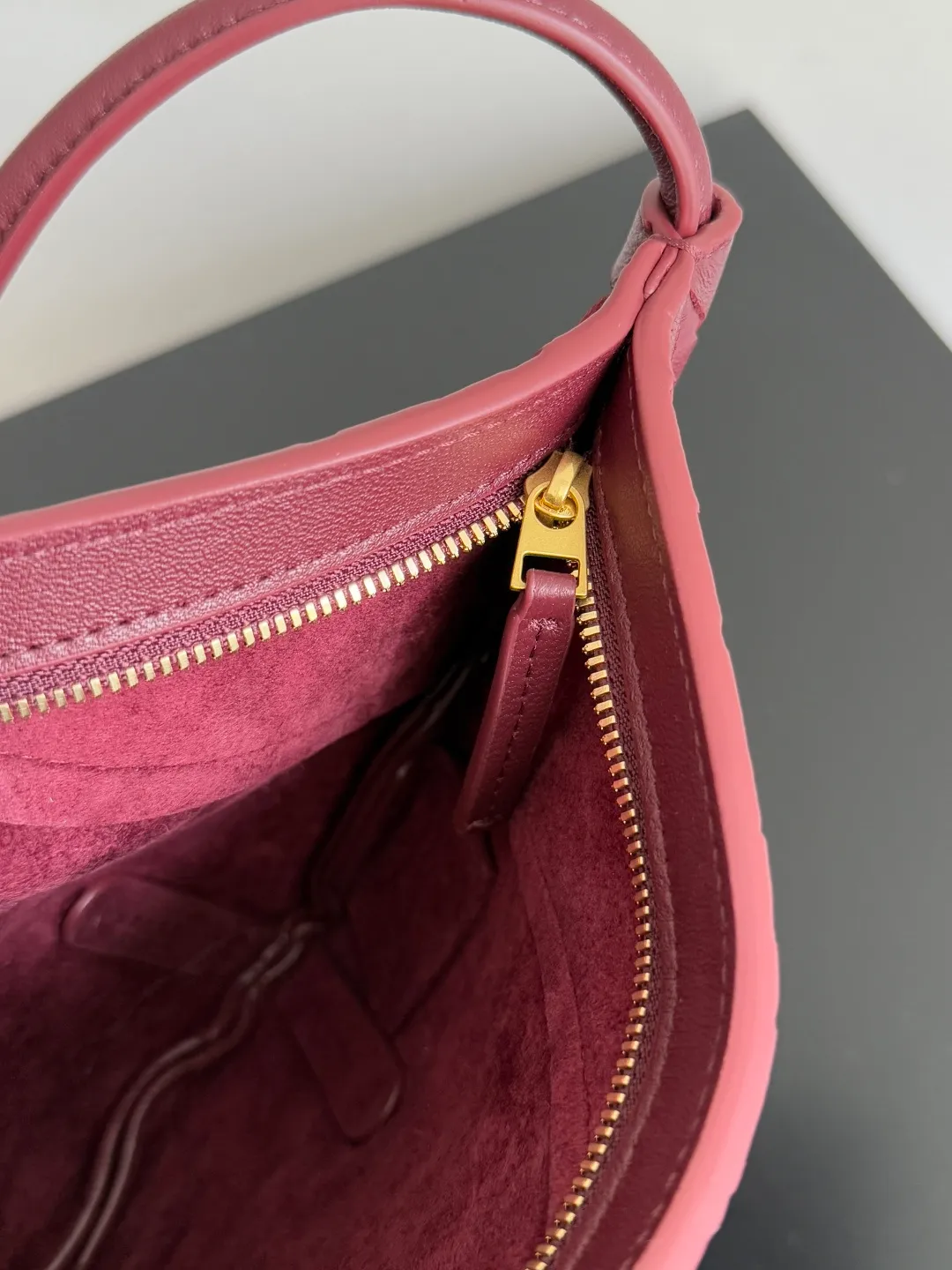 Batch 1660 BVMini Solstce's latest armpit bag, with a relaxed feel in summer. It's really cute. Knot metal knots are decorated on both sides to add interest. BV's recent soul elements are not found in every bag. Compared with the other two sizes, this mini is more elegant and refined. Niche personality 🉑Salt🉑Sweet Style number: 796378 Size: 28*18*depth 5cm